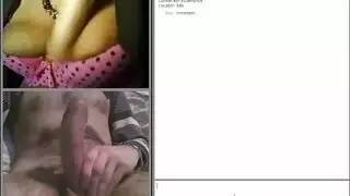 امرأة ناضجة ذات ثديين كبيرين تركب قضيباً صلباً في غرفة المعيشة بورن