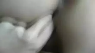 شقراء مفلسة تئن في نشوة خلال جنس ثلاثي صريح