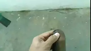 شاب يخرج عضوه الذكري ويقذف على الرصيف بينما فتاة تشاهد