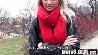 عاهرة شقراء عامة تستمتع بفرك مهبل قاسٍ