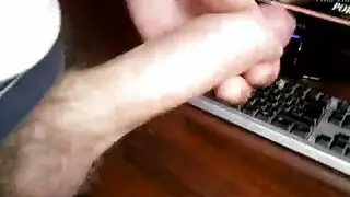 يقذف منية ويصرخ من الشهوة