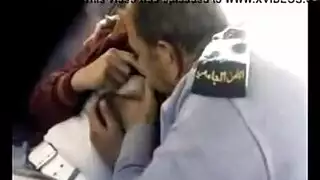 شرطي ناضجة ويونغ تدخين