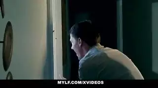 شقراء ناضجة تركب قضيب الشاب الأبيض الصلب