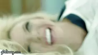 تقبيل فرنسي أثناء تدليك فرجها المبلل