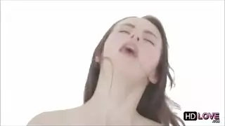 مراهقة سمراء تتوسل لألسنة أصدقائها على كسها الحليق