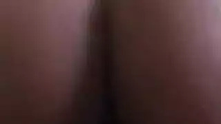 مراهقة سمراء تعتني بالخشب الصلب الكبير