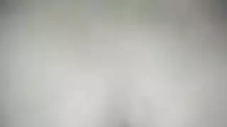 يراقب فاتنة راندي على طاولة تدليك، بدلا من وجود علاج تدليك