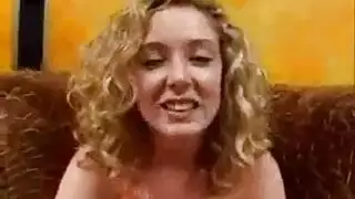 شقراء وقحة تركب رجلها على الكنبة لمتعة الكاميرا
