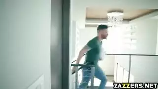 الجار يمارس الجنس مع مؤخرة ملكة الجمال الضيقة وفرجها الرطب