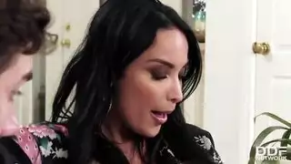 أثداء زوجة الأب تثير الابن الشاب يمارس الجنس معها بعمق