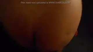أم مثيرة ممتلئة في جوارب شبكية تمص قضيبًا ضخمًا وتتلقى حمولة سميكة