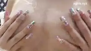 مراهقة آسيوية نحيفة تأخذ قضيبًا أسودًا سميكًا حتى يئن بصوت عالٍ