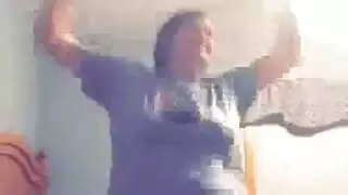 فتاة مراهقة مفلسة تُضرب بقوة