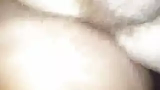 الفتيات السيئات يتخلين عن تمرين الرقص لممارسة جنس ثلاثي صريح على الأريكة