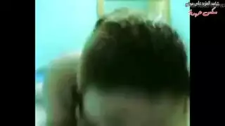 يحك زبه فوق البنطلو حتى القذف