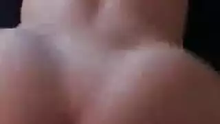 شقراء مغرورة تستخدم لسانها لإرضاء قضيبه النابض
