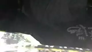 مراهقون نحيلون يداعبون أعضاء بعضهم البعض بعنف