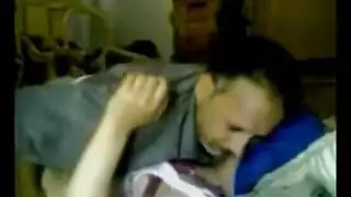 رجل مثلين يشيكون بعضهم في الشارع