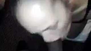جبهة مورو قذرة في اللباس الأحمر ورجل وسيم نزل وقذرا في الحمام