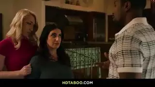 حريم بتتناك في الحمام مع رجل