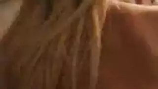 بلاتينيوم سكاي تركع لعشيقها الأسود الجديد بينما صديقته خارج المنزل