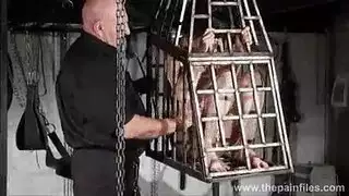 عاهرة صغيرة تخدم قضيب رجل عجوز في ثنائي منحرف