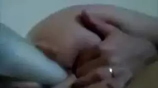 مراهقة تحشى حلقها بقضيبين صلبين