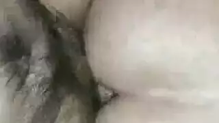 عبد مُدرَّب جيداً يخدم قضيباً عملاقاً في إباحية تقييد
