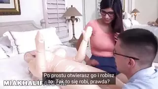 مدرسة ميا خليفة للجنس السحاقي: فعل فتاة مع فتاة لأول مرة