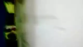 بيت دعارة مصري: عميل يختار أشد العاهرة إثارة لجنس خشن وإباحي