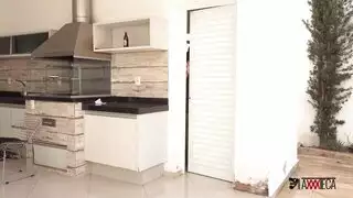 عدة رجال ينهبون ممثلة إباحية ناعمة