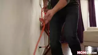 جلسة مضاجعة من جولتين: مراهق يضرب فرجها ومؤخرتها