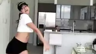 بنت كان الباسه مشروك