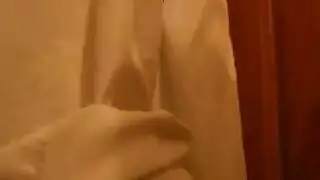 زوجة مثيرة تأخذ قضيب برازيلي أمام الكاميرا