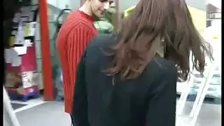 مع خدامته فوق غساله