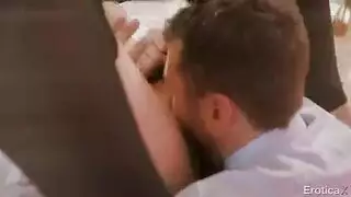 لانا رودس الساخنة تحصل على وجه قذف المني في حبيبها الوسيم