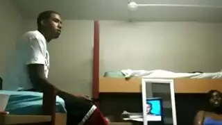 يصورها وهى تخلع ملابسها وينيكها