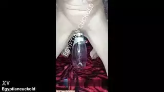 معاينة حصرية: فرج سارة المبلل يستوعب الزجاجة بالكامل