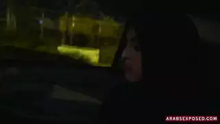 خضوع اللاجئة: رجال عرب يتناوبون عليها
