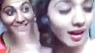 فيلم بورنو لراعية البقر: فتاة شقراء ذات أثداء ضخمة في ملابس داخلية