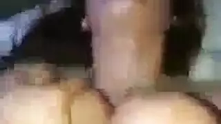 أصدقاء مشاغبون يمنحونها جنس جماعي جامح وصريح