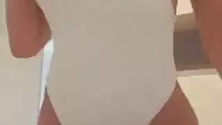 سمراء مغرية تريد جماعًا قذرًا مع رجل لا يشبع