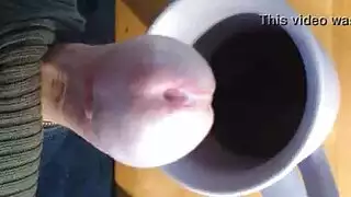 انسكاب قهوة ومني على سروالها الداخلي الجميل