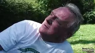 كس المراهقة المشعر يملأ في الفناء الخلفي من جار أكبر