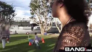 فتاة لاتينية شابة تركب القضيب بعنف في جلسة إكس إكس إكس
