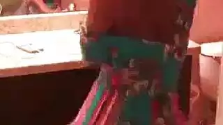 شرقية تظهر شرجها المشعر وعانتها