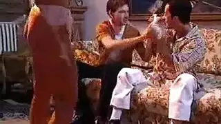 شقراء نارية في ملابس داخلية قرمزية تمص وتنكح بقوة في الخارج