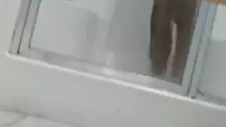 فيديو تجسس يصور مراهقين بريطانيين في جلسة مص قضيب وجماع عنيف