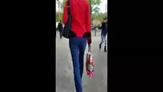 شقراء مجعدة الشعر ذات ثدي كبيرة تئن وهي تدلك كسها الحليق حتى النشوة