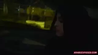 فرس عربي مثار يساعد فتاة مسلمة متشوقة بخدمة قضيب عميقة